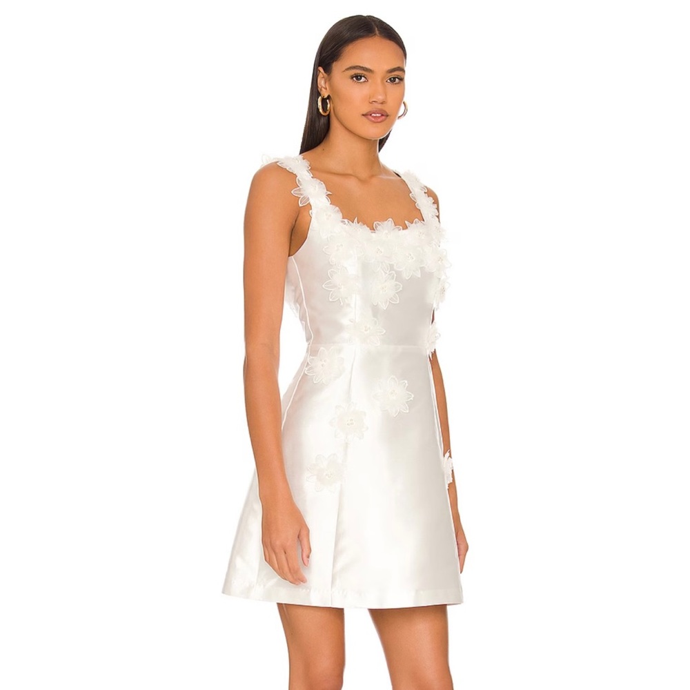 Elder Dress in White
ELLIAT
